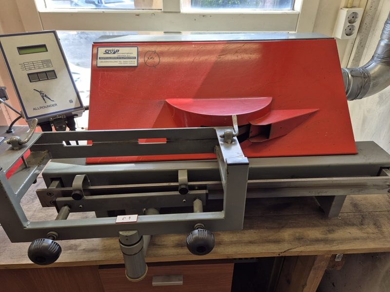 Rode Allrounder-slijpmachine in de werkplaats