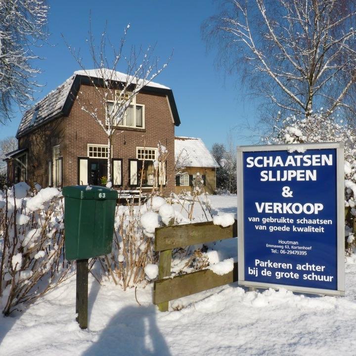 De winkel van Houtman Schaatsen aan de Emmaweg in de sneeuw, met het bord Schaatsen slijpen en verkoop